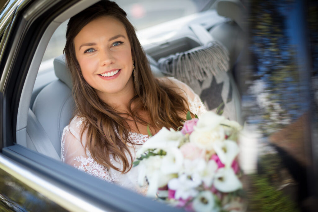 LM Photography - Beautiful bride in the car